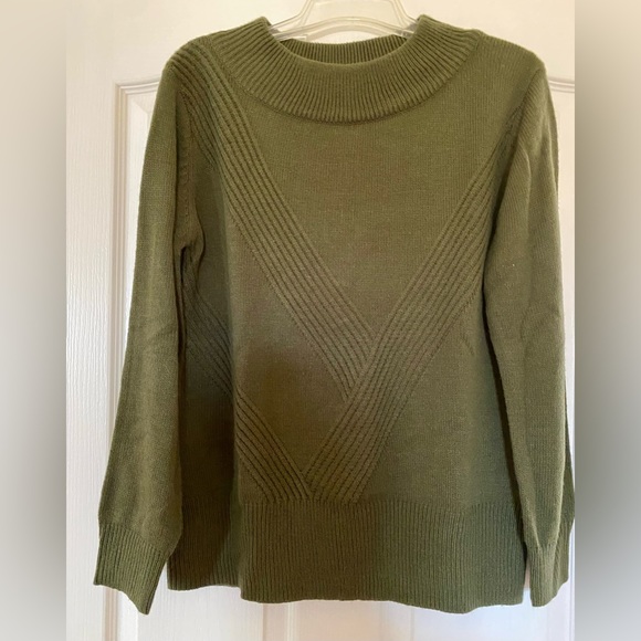 NEW PRICE‼️✨Cut-out back detail B. Original hunter green sweater in size Sm/M.✨ - Picture 2 of 5